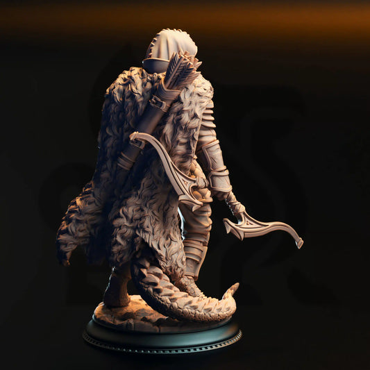Rear render view of the Gelzik Pad-Foot Black Dragonkin Ranger miniature showing the heavy fur mantle, back-mounted arrow quiver, and thick dragon tail.
