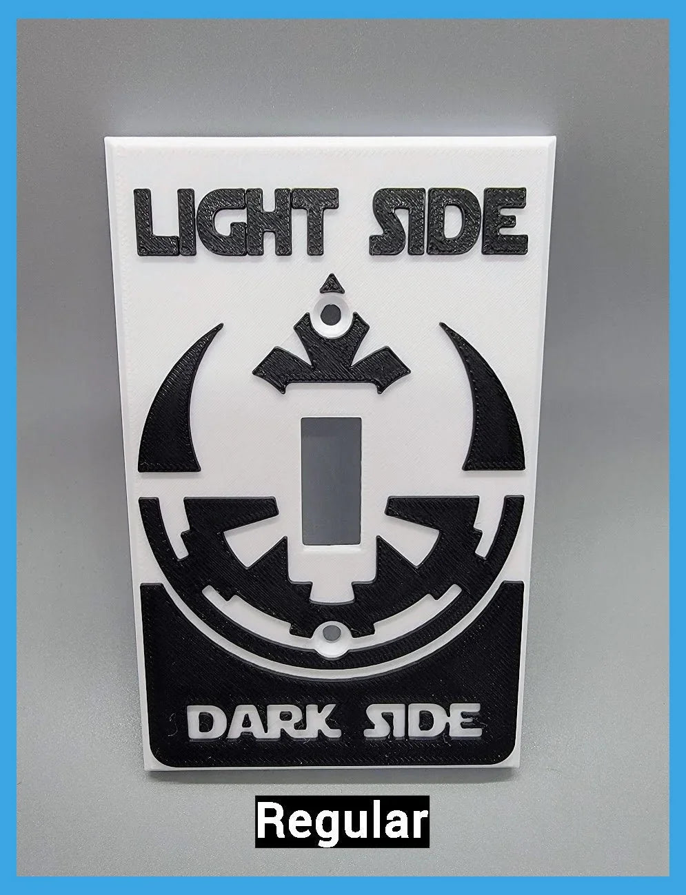 Cubierta de interruptor de luz de doble palanca con temática SW impresa en 3D: diseño de lado claro/lado oscuro con 2 opciones de colores brillantes diferentes.