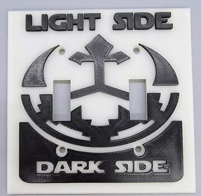 Cubierta de interruptor de luz de doble palanca con temática SW impresa en 3D: diseño de lado claro/lado oscuro con 2 opciones de colores brillantes diferentes.