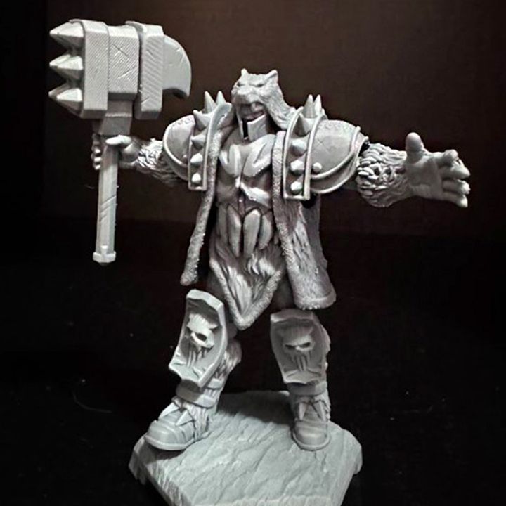 The Hammer Balbars resin miniature – armored warrior in bear pelt cloak with massive spiked hammer, skull-engraved armor plates.