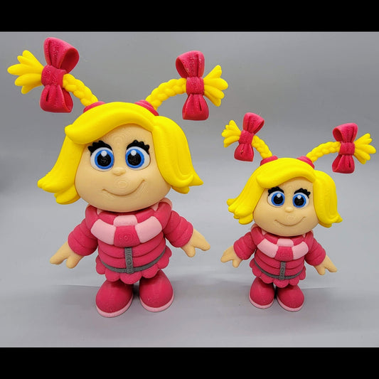 Pequeño chico verde y juguete para perro