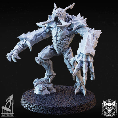 Front view of variant C subterranean insectoid monster mini with heavy claws on a 50mm base.