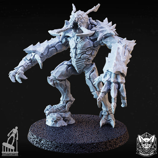 Front view of variant C subterranean insectoid monster mini with heavy claws on a 50mm base.